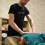 Mobiilne massöör teeb kombineeritud üldmassaaži salongis